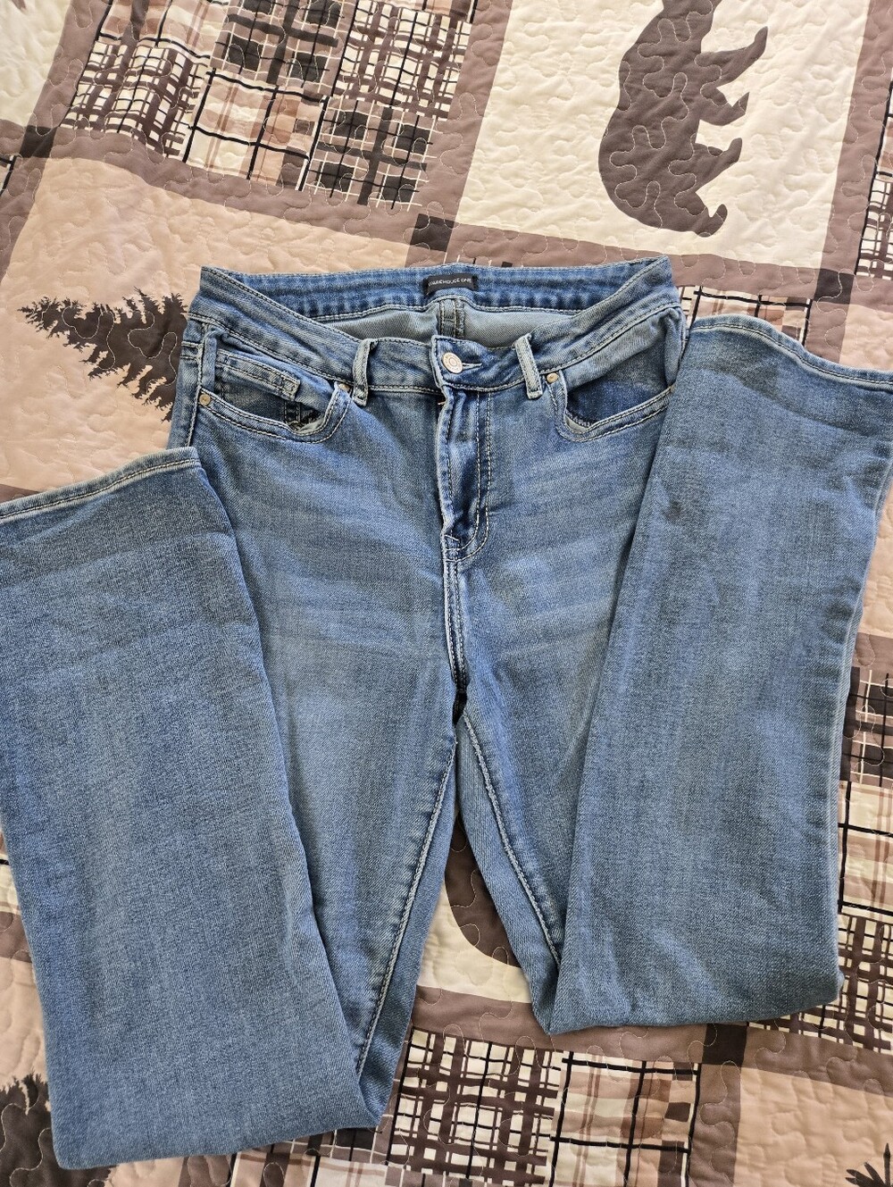 Classic Straight-Leg Women's Jeans in Light Blue Wash